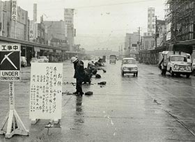 昭和37年大手通り消雪工事の様子